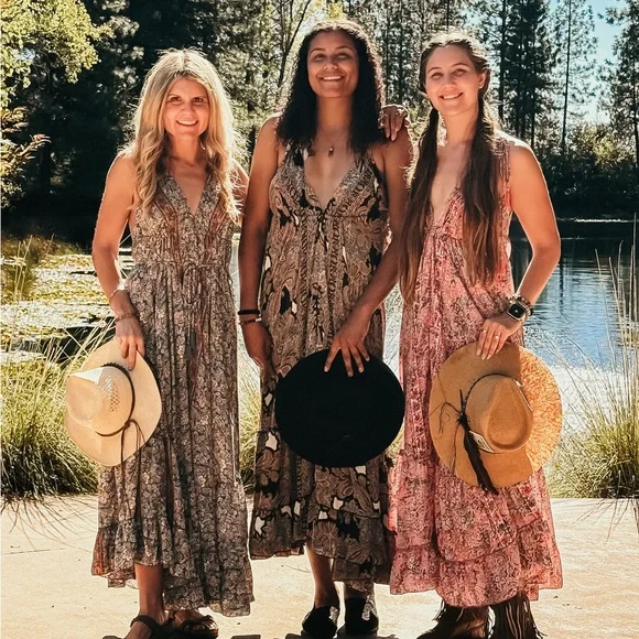 🌸🦋💫Elegant Paisley Halter Maxi Dress in Black and Pink and Teal💫🌼🌻 - Picture 3 of 14